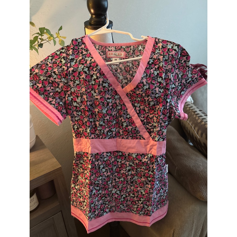 Koi by Kathy Peterson Womens XS NWOT Scrub Top Wrap Heart Print Pink Blue